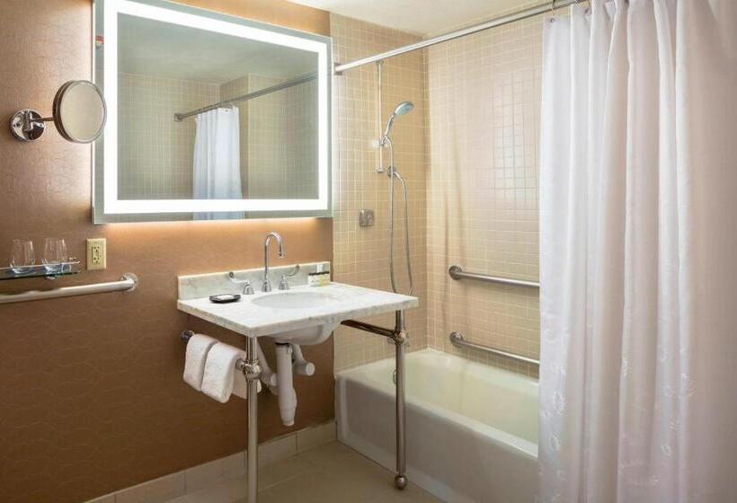 Номер Клуб Кровать Кинг, Sheraton Commander