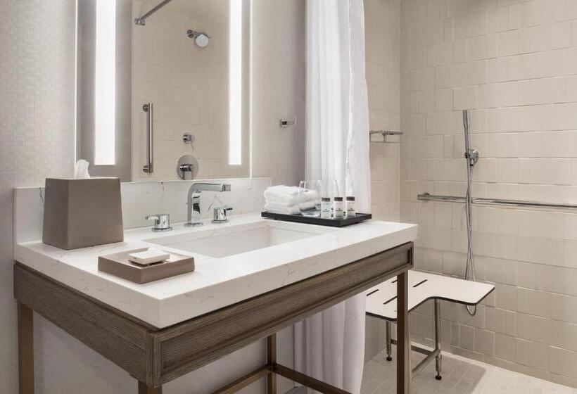 キングサイズベッドのスタンダードルーム, Sheraton Madison