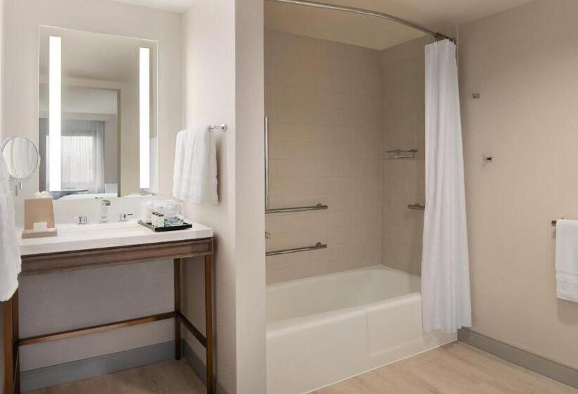 キングサイズベッドのスタンダードルーム, Sheraton Madison