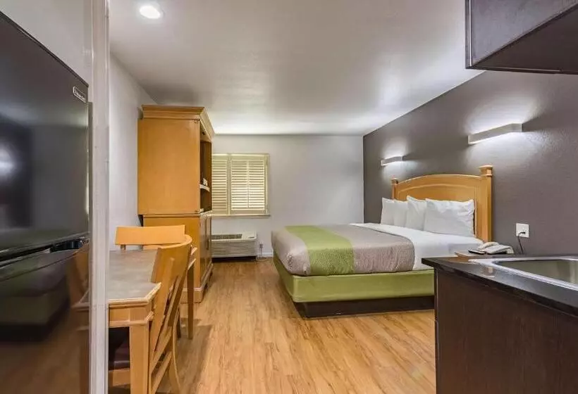 キングサイズベッドのスタンダードルーム, Quality Inn & Suites Plano East   Richardson