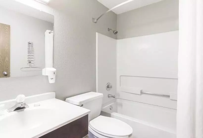キングサイズベッドのデラックススイート, Super 8 By Wyndham St. Charles