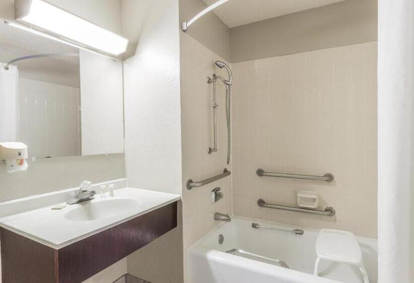 חדר סטנדרט מותאם לאדם עם מוגבלויות, Super 8 By Wyndham St. Charles