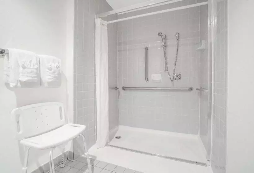 身障者適用スタンダードルーム, Super 8 By Wyndham Tomah Wisconsin