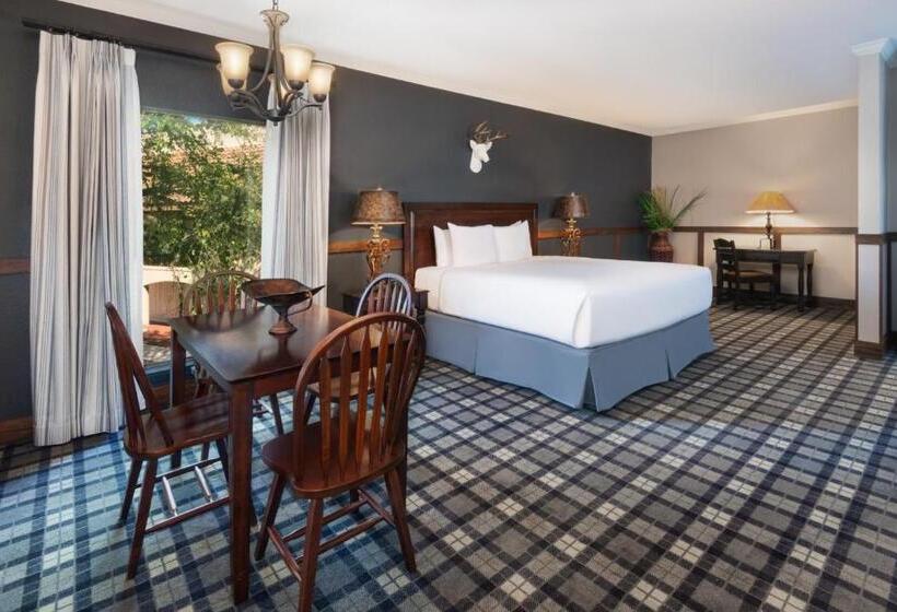 מיטת קינג בסוויטה, Tapatio Springs Hill Country Resort