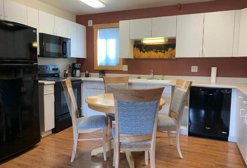 غرفة قياسية مزوَّدة بمطبخ, Estes