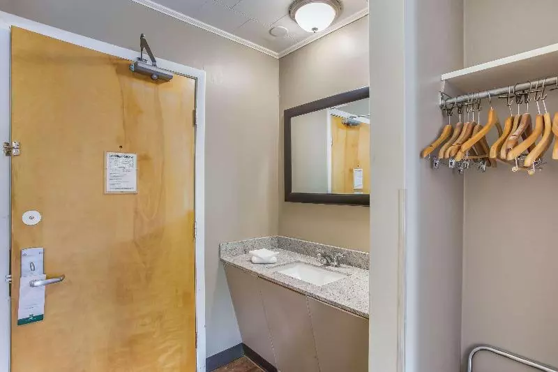 クイーンサイズベッドのスタンダードルーム, Quality Inn & Suites