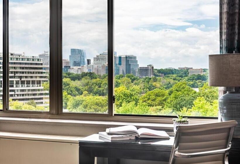 스위트, The River Inn