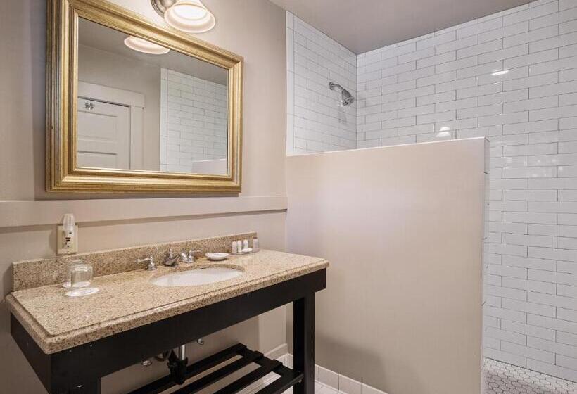 غرفة قياسية سرير كينج, The Upham