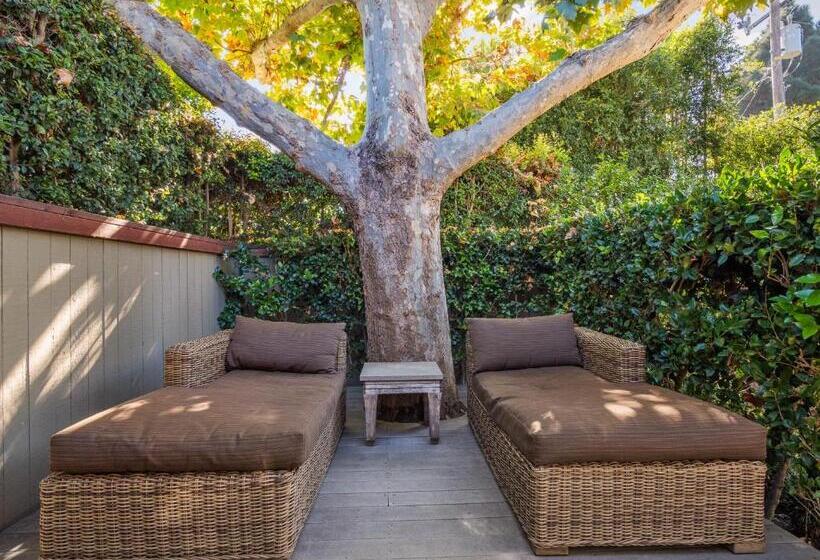 جناح مزود بجاكوزى, The Upham