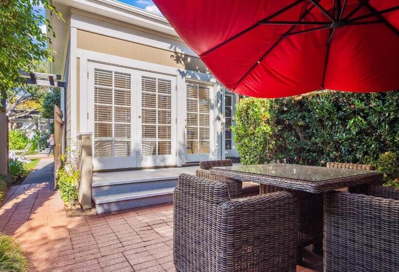 جناح مزود بجاكوزى, The Upham