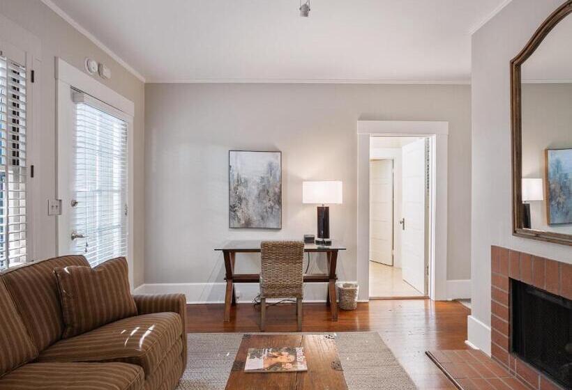 جناح مزود بجاكوزى, The Upham