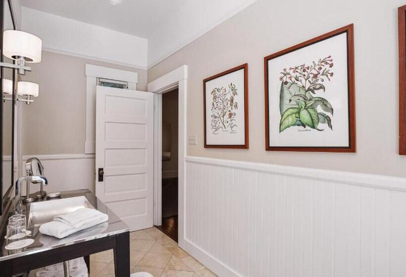 جناح مزود بجاكوزى, The Upham