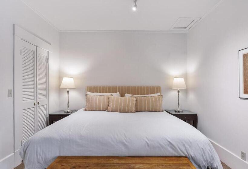 جناح مزود بجاكوزى, The Upham