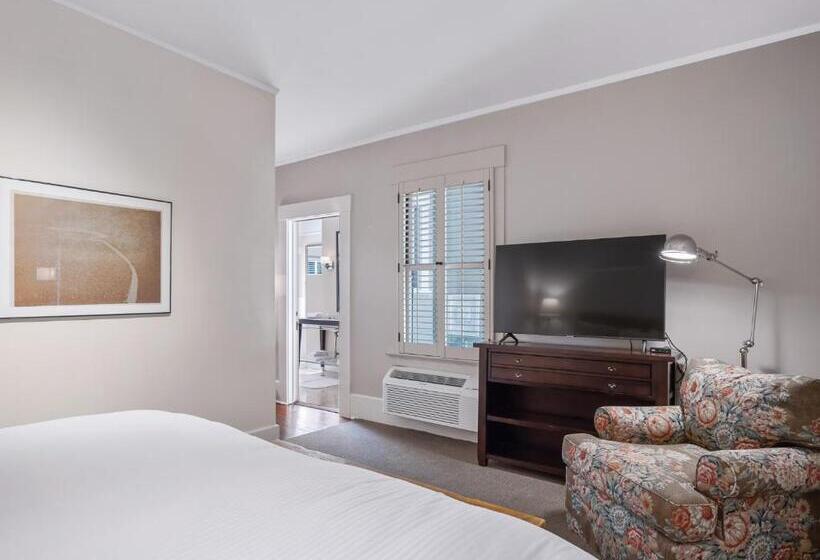 جناح مزود بجاكوزى, The Upham