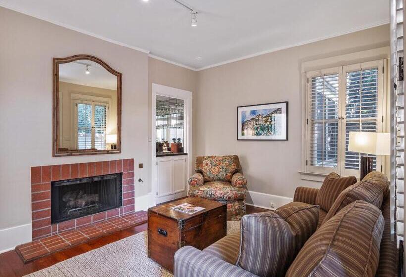 جناح مزود بجاكوزى, The Upham