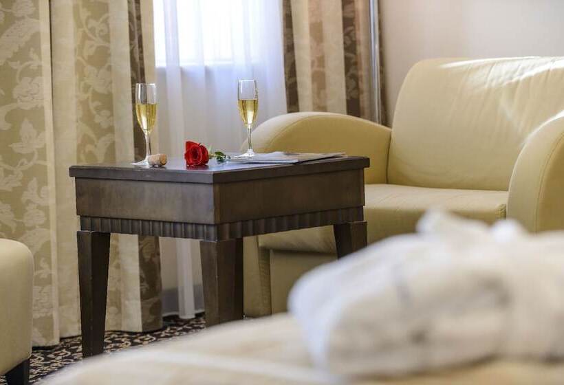 جناح جونيور ذات إطلالة, Lapad