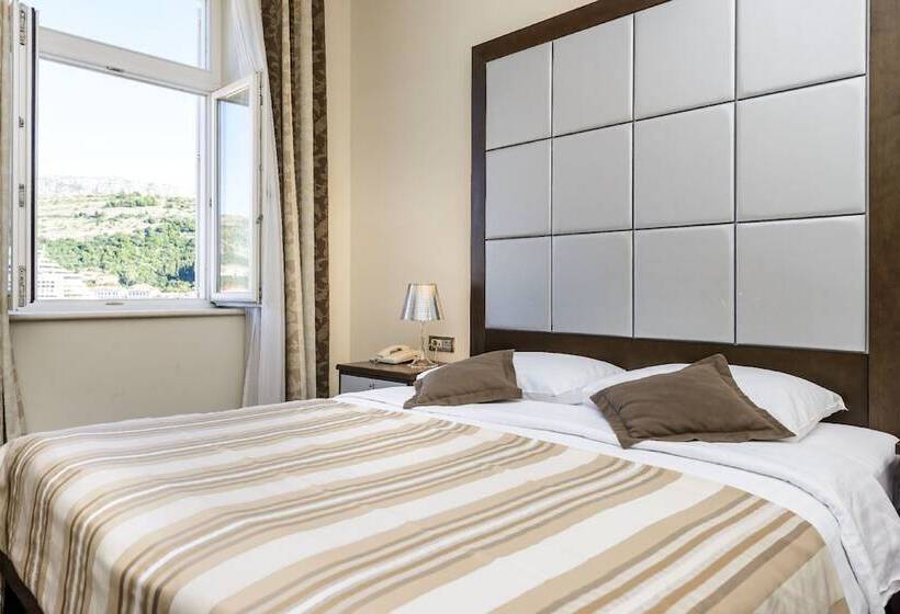 جناح جونيور ذات إطلالة, Lapad