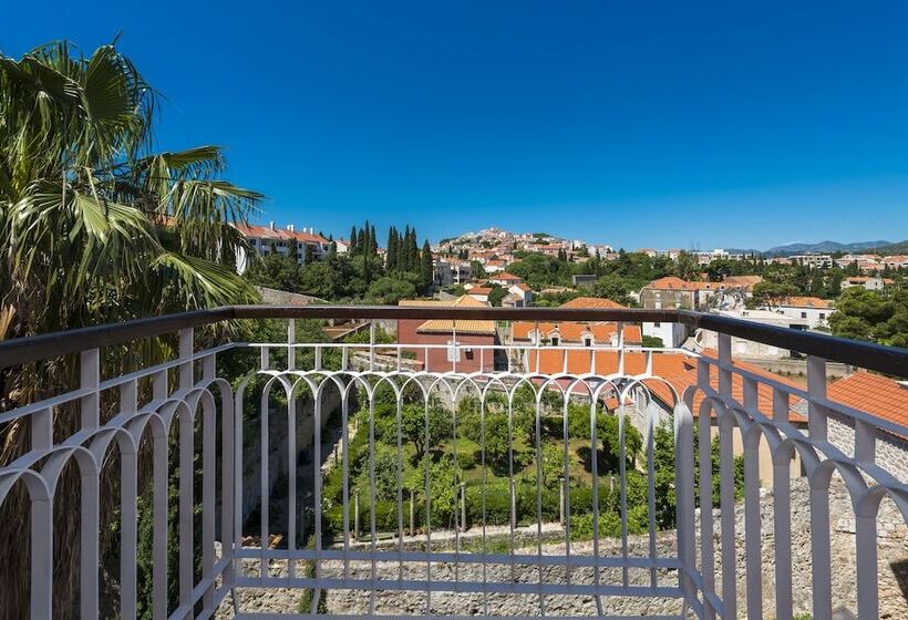 جناح جونيور مطل على الحديقة, Lapad