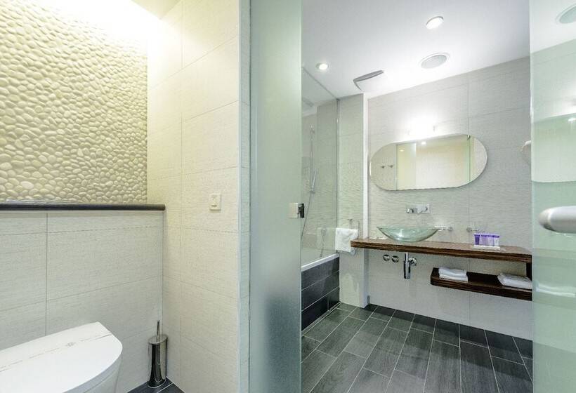 جناح جونيور مطل على الحديقة, Lapad