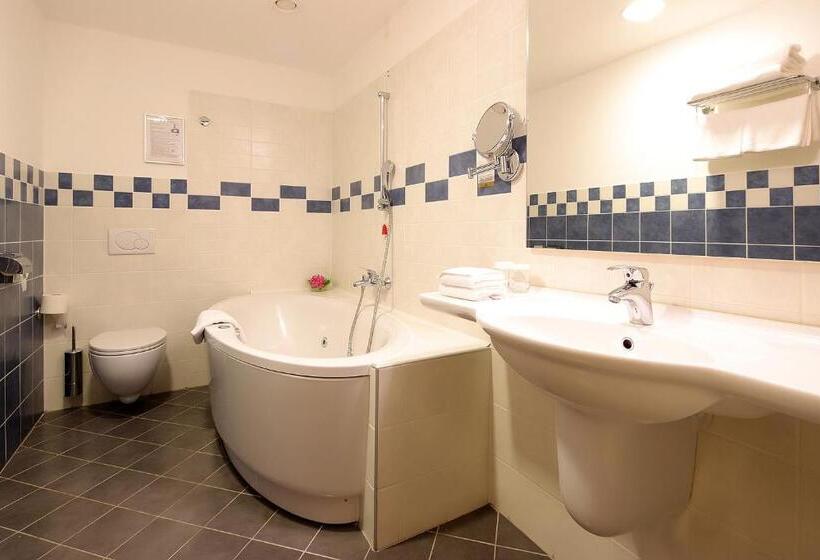 סוויטה משפחתית, Lovec