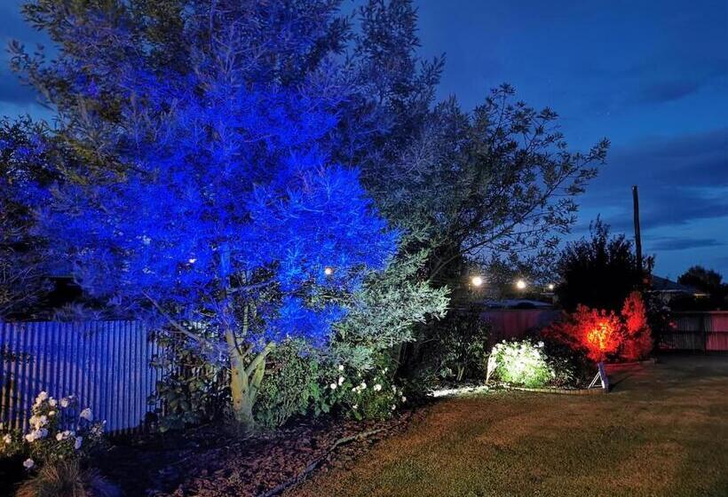 Семейные Апартаменты, Colonial Lodge Motel