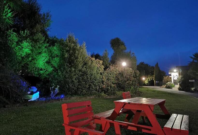 Семейные Апартаменты, Colonial Lodge Motel