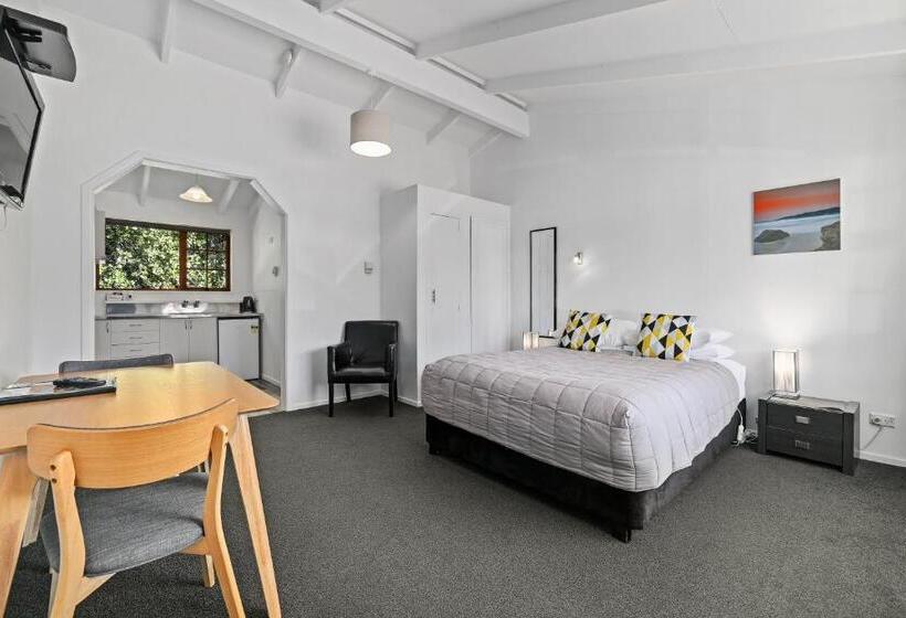스탠다드 스튜디오, Colonial Lodge Motel