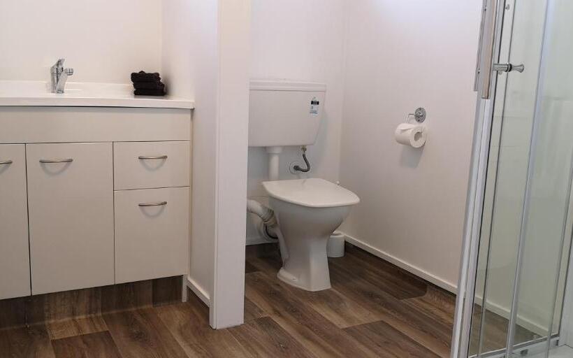 Апартаменты 2 Спальни, Colonial Lodge Motel