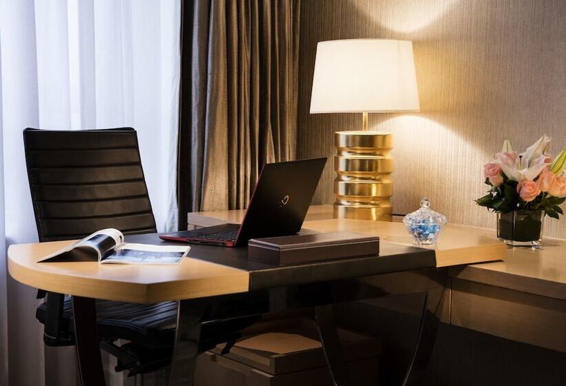 اتاق اجرایی, Gloucester Luk Kwok Hong Kong