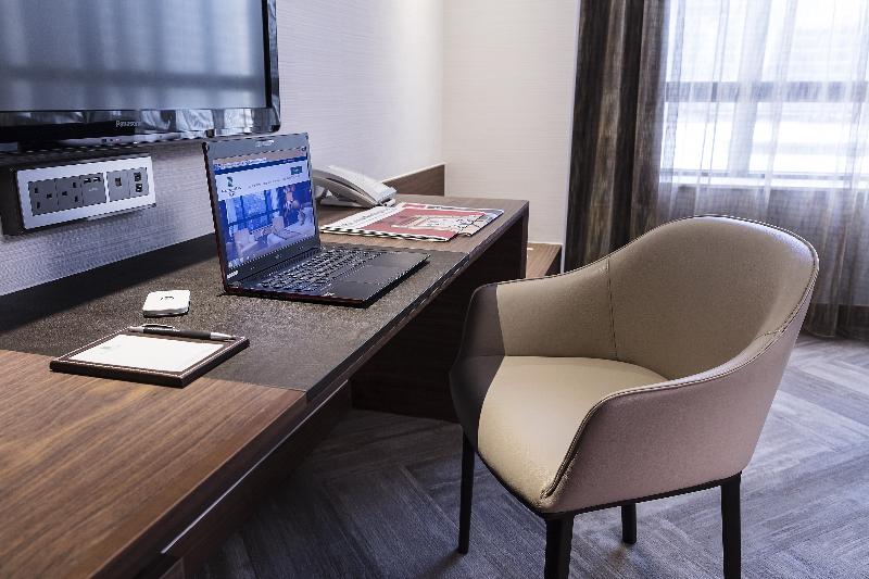 اتاق لوکس, Gloucester Luk Kwok Hong Kong