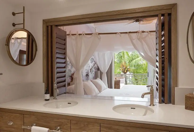 سوئیت سینیور, Paradise Cove Boutique