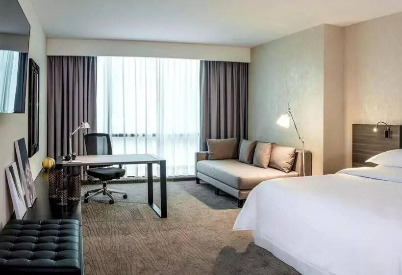 اتاق لوکس با تخت بزرگ, Wyndham Monterrey Ambassador Centro