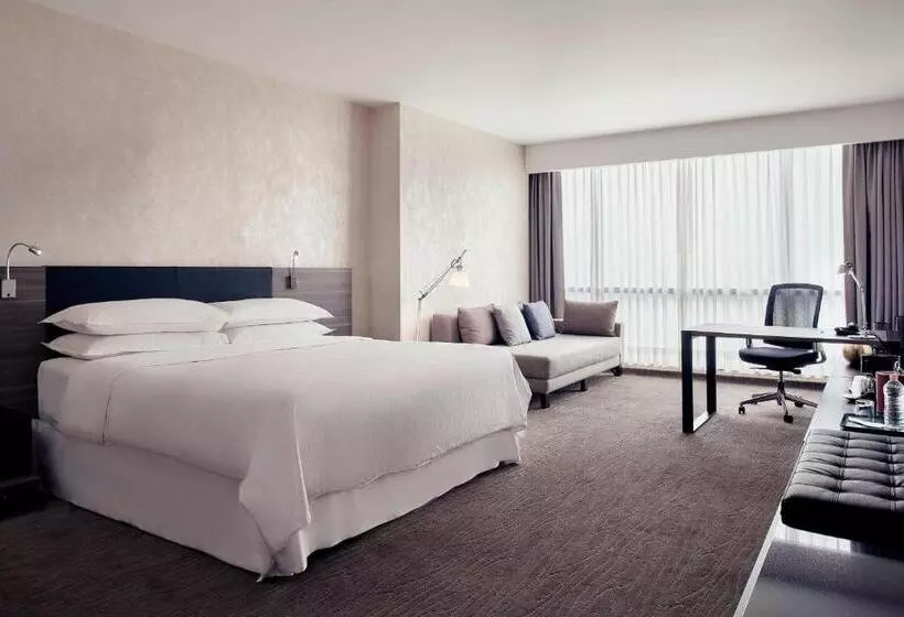 اتاق لوکس با تخت بزرگ, Wyndham Monterrey Ambassador Centro