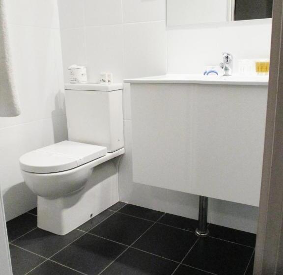 חדר משפחתי, Cronulla Motor Inn