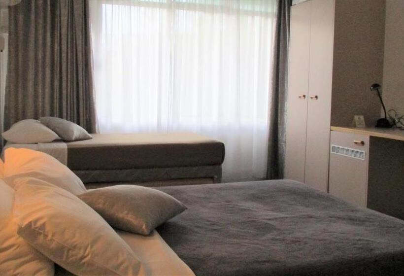 חדר משפחתי, Cronulla Motor Inn