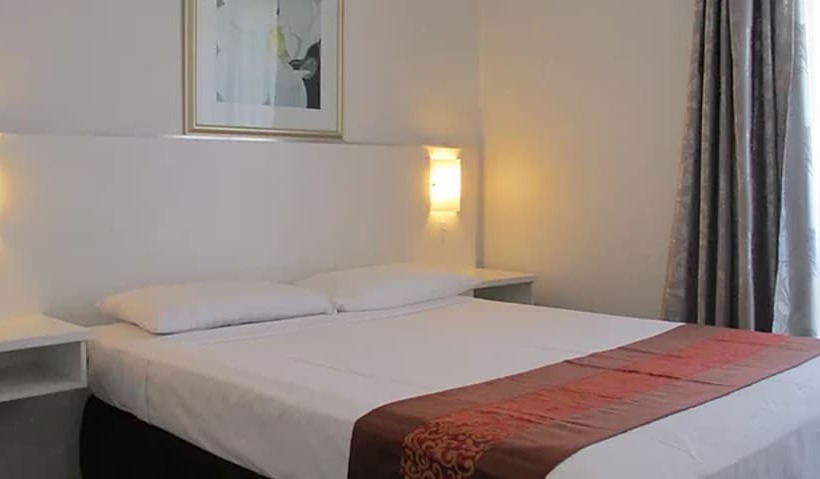 חדר משפחתי, Cronulla Motor Inn