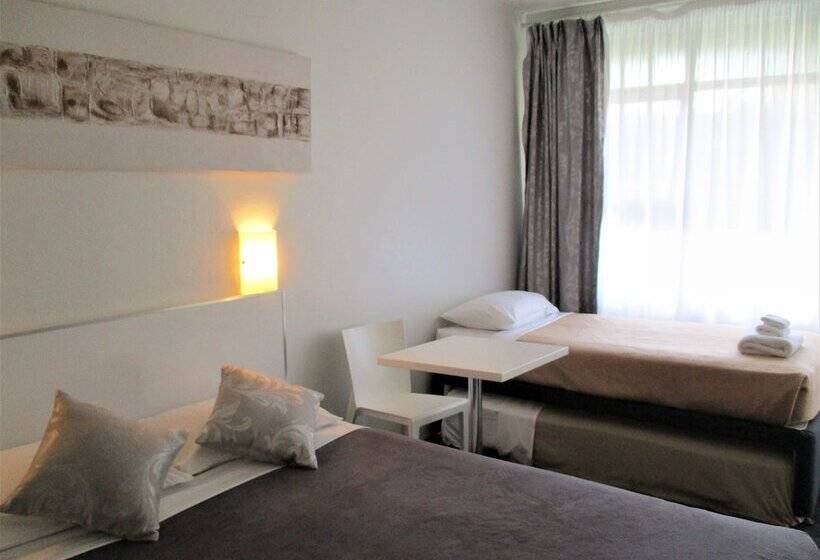 חדר משפחתי, Cronulla Motor Inn