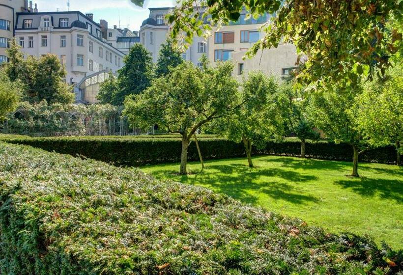 اتاق استاندارد با چشم‌انداز باغ, Adria Hotel Prague