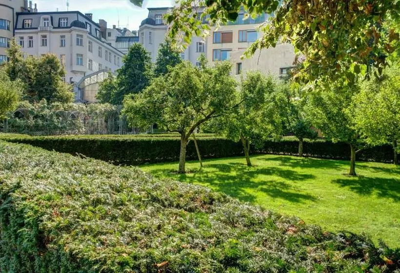 اتاق استاندارد با چشم‌انداز باغ, Adria Hotel Prague