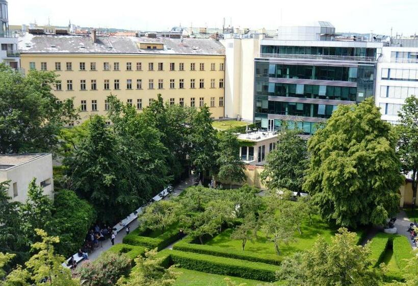 اتاق استاندارد با چشم‌انداز باغ, Adria Hotel Prague