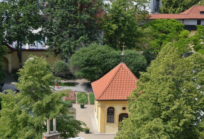 اتاق استاندارد با چشم‌انداز باغ, Adria Hotel Prague