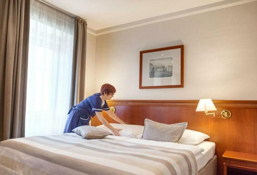 اتاق استاندارد با چشم‌انداز باغ, Adria Hotel Prague