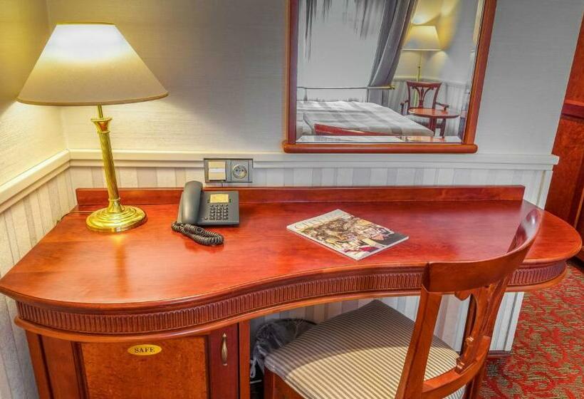 اتاق استاندارد با چشم‌انداز باغ, Adria Hotel Prague