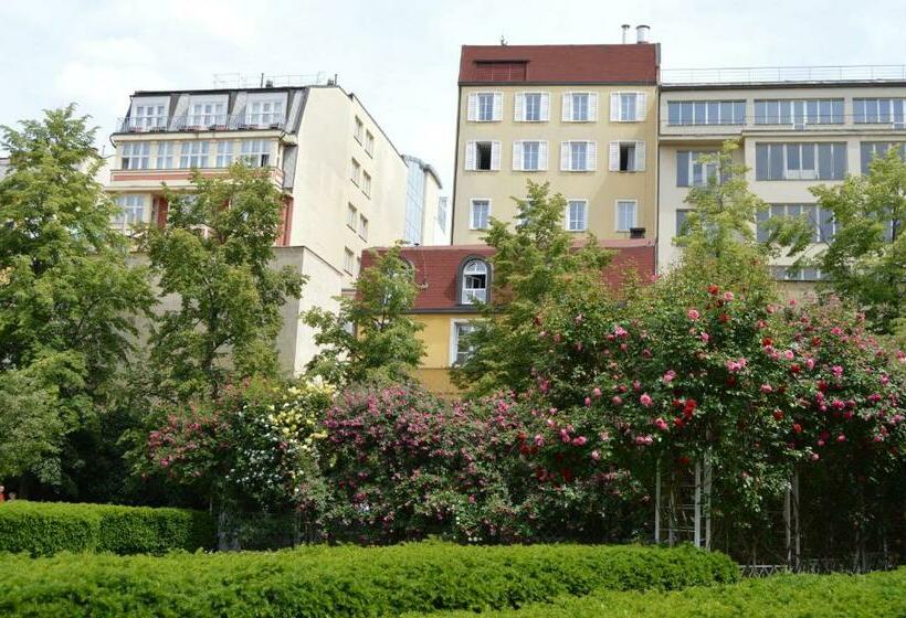 اتاق استاندارد با چشم‌انداز باغ, Adria Hotel Prague