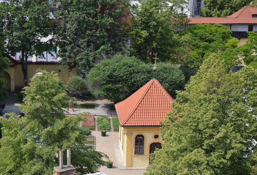 اتاق استاندارد با چشم‌انداز باغ, Adria Hotel Prague