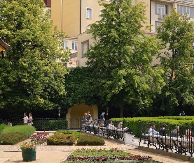 اتاق استاندارد با چشم‌انداز باغ, Adria Hotel Prague