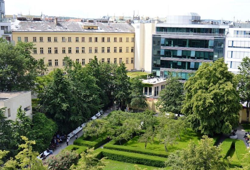 اتاق استاندارد با چشم‌انداز باغ, Adria Hotel Prague