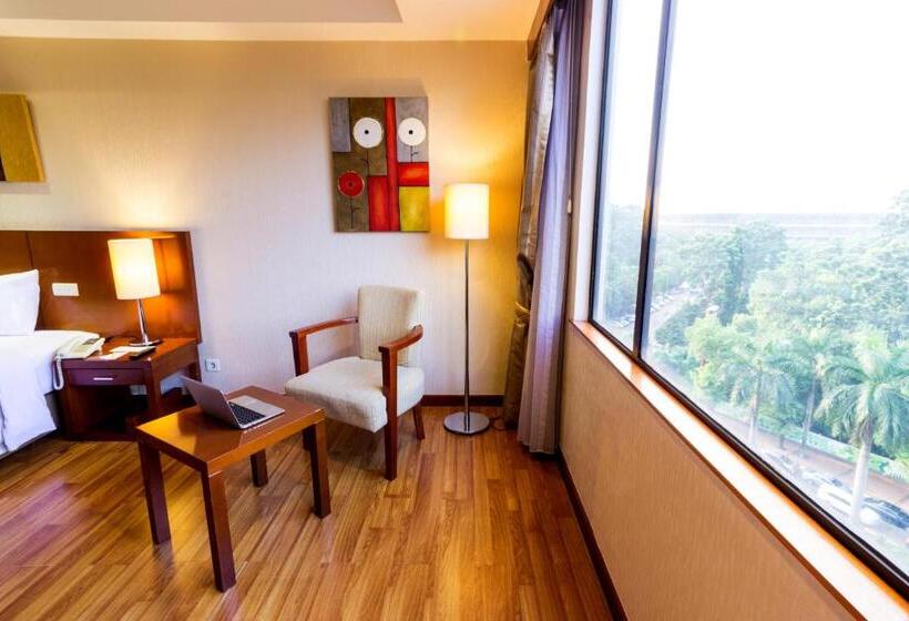Номер Deluxe Кровать Кинг, Artotel Gelora Senayan Jakarta
