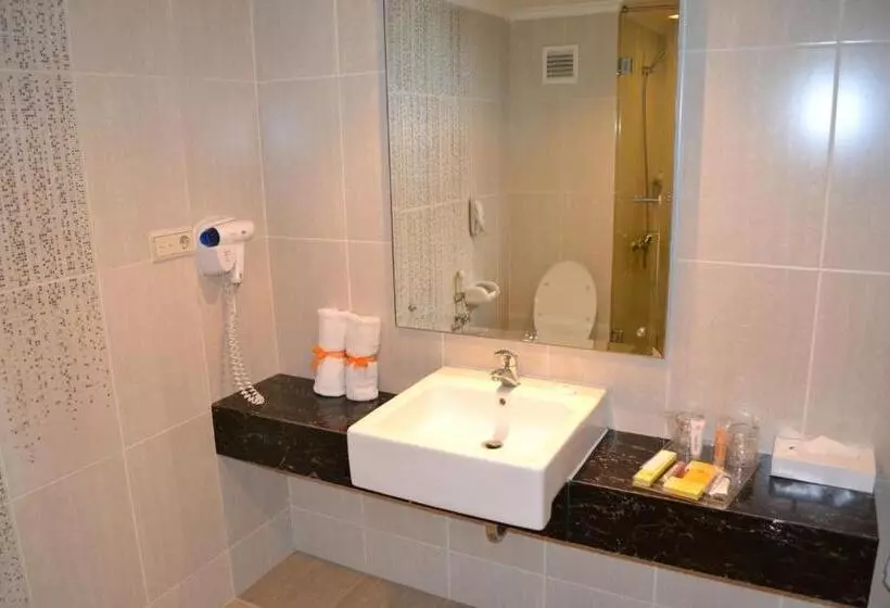 اتاق اجرایی با تخت بزرگ, Artotel Gelora Senayan Jakarta