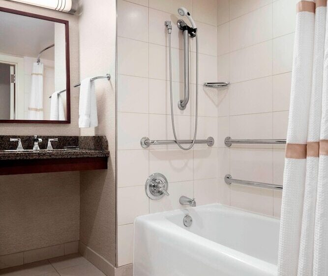 חדר סטנדרט מותאם לאדם עם מוגבלויות, Cleveland Marriott Downtown At Key Tower